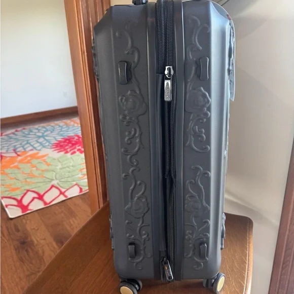 IT IMPAKT LUGGAGE “BLACK SKULL” 28” LARGE HARDSIDE ROLLER LUGGAGE NWT - Picture 6 of 10